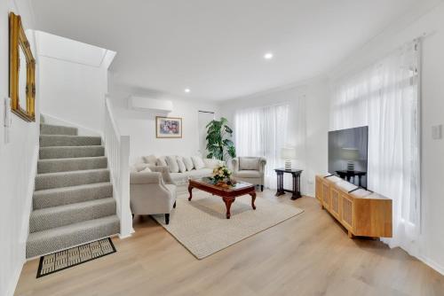 Μια τηλεόραση ή/και κέντρο ψυχαγωγίας στο Homely 3-Bed Townhouse with Pool & Gym Access