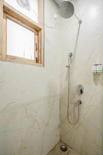 Un baño de Lime Tree Hotels and Banquet Greater Noida