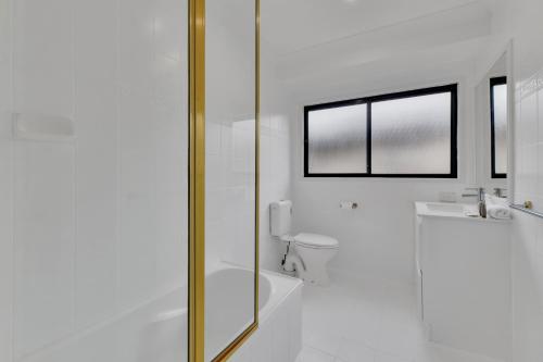 Ένα μπάνιο στο Homely 3-Bed Townhouse with Pool & Gym Access