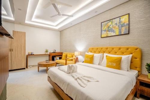 Una cama o camas en una habitación de Lime Tree Hotels and Banquet Greater Noida