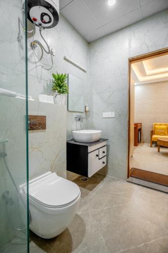 Un baño de Lime Tree Hotels and Banquet Greater Noida