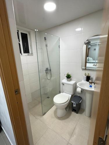a bathroom with a toilet and a glass shower at Bienvenido a tu refugio de lujo in Santo Domingo
