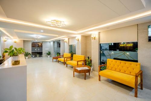 Un lugar para sentarse en Lime Tree Hotels and Banquet Greater Noida