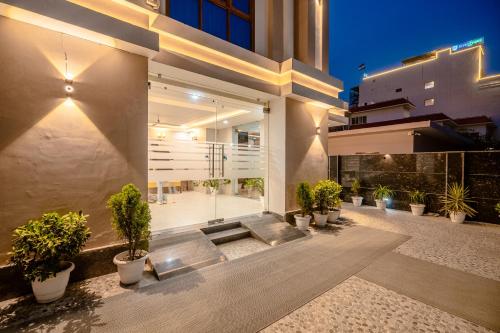 Un patio o zona al aire libre en Lime Tree Hotels and Banquet Greater Noida
