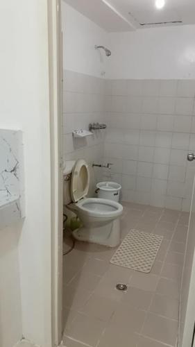 Bilik mandi di Capsule88 Hotel
