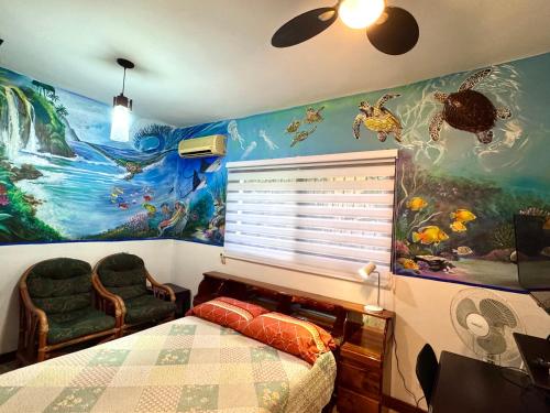 Ένα ή περισσότερα κρεβάτια σε δωμάτιο στο Sea Heaven Ground Floor Studio