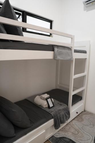 Postel nebo postele na pokoji v ubytování Ecoluxe Apartelle Davao