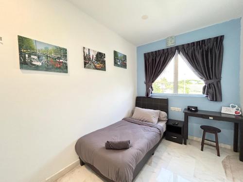 Postel nebo postele na pokoji v ubytování Comfortable Homestay Ipoh 6R6B 9pax SY30