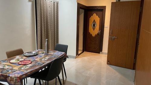 ボーパールにあるNeevah Homestayのダイニングルーム(椅子付)、木製のドア