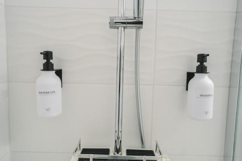 Et badeværelse på Parking Sécurisé -Climatisé-Piscine-Terrasse-AM