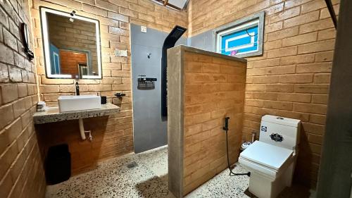 łazienka z toaletą i umywalką w obiekcie Lake Forest Holiday Resort w mieście Kataragama
