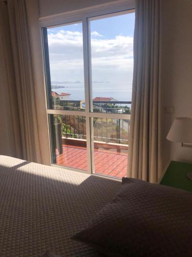 una camera da letto con un letto e una finestra con vista di Sunshine Room a Gaula