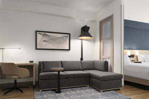 Hyatt Place Secaucus Meadowlandsにあるシーティングエリア