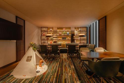 a room with a library with a toy boat on the floor at Grand Hyatt Singapore in Singapore