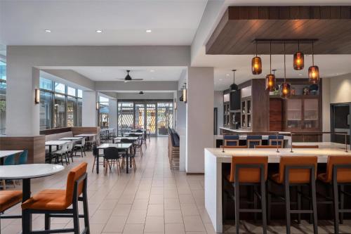 a restaurant with tables and chairs and a cafeteria at Hyatt House Emeryville in Emeryville