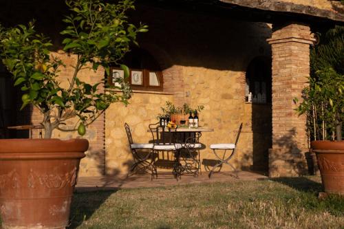 a patio with a table and chairs in a building at Podere del Botruccio in Pomarance