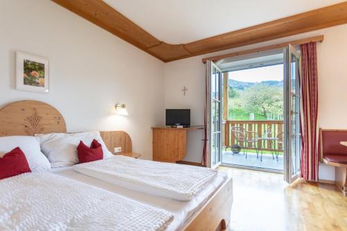 Una cama o camas en una habitación de Weingut Rixinger