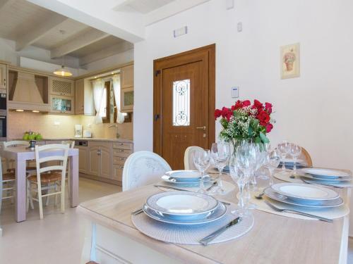 Кухня или мини-кухня в Splendid Villa in Achlades with Private Pool near Bali
