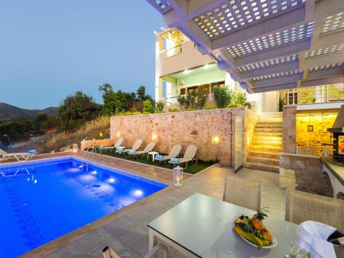 Бассейн в Splendid Villa in Achlades with Private Pool near Bali или поблизости
