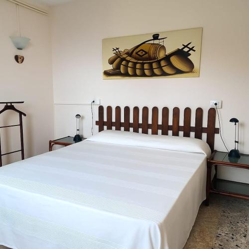 a bedroom with a large white bed in a room at Rocca Fiorita - Bilocale con spazio esterno, parcheggio sotto casa in Baiardo