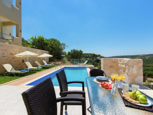 Бассейн в Splendid Villa in Achlades with Private Pool near Bali или поблизости