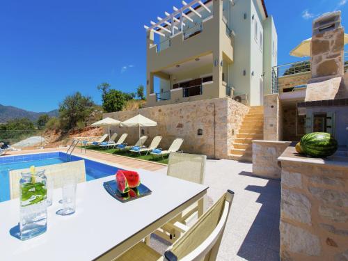Бассейн в Splendid Villa in Achlades with Private Pool near Bali или поблизости