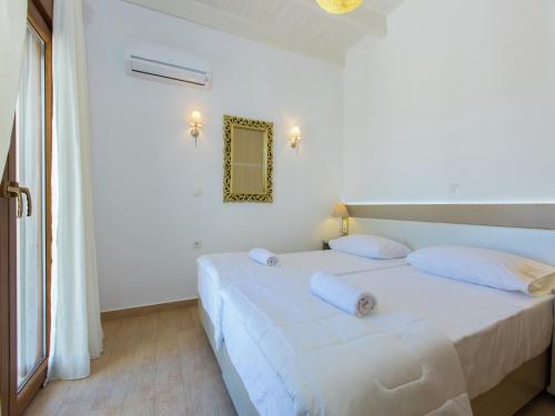 Кровать или кровати в номере Splendid Villa in Achlades with Private Pool near Bali