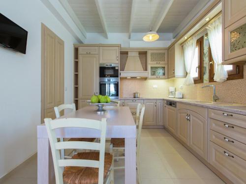 Кухня или мини-кухня в Splendid Villa in Achlades with Private Pool near Bali
