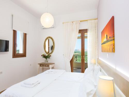 Кровать или кровати в номере Splendid Villa in Achlades with Private Pool near Bali