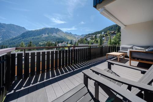 balcón con bancos y vistas a las montañas en Residence Eden by Arosa Vacations, Exklusive Apartment im Zentrum, en Arosa