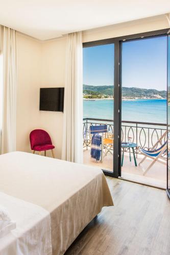ein Schlafzimmer mit Bett und Meerblick in der Unterkunft Hotel Golfo e Palme in Diano Marina