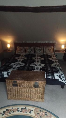 Ένα ή περισσότερα κρεβάτια σε δωμάτιο στο LE VIEIL HERMITAGE