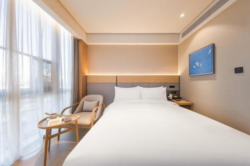 Ένα ή περισσότερα κρεβάτια σε δωμάτιο στο JI Hotel Beijing Headquarters Base Guogongzhuang Subway Station