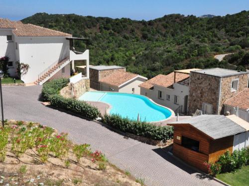 an aerial view of a house with a swimming pool at elegant apartment near the beach of Baja Sardinia in Baraccamenti