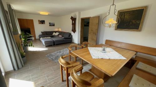 タウプリッツにあるTauplitz-Grimming-View Apartment mit Saunaの木製のテーブルと椅子のあるリビングルーム