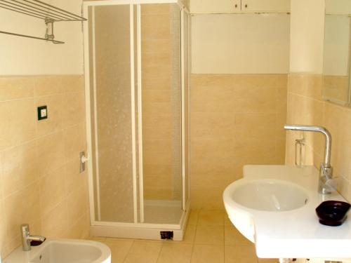 a bathroom with a shower and a sink and a toilet at elegant apartment near the beach of Baja Sardinia in Baraccamenti