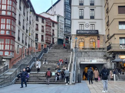 POLITTE amplio apartamento & garaje - el Casco Viejo a tus pies
