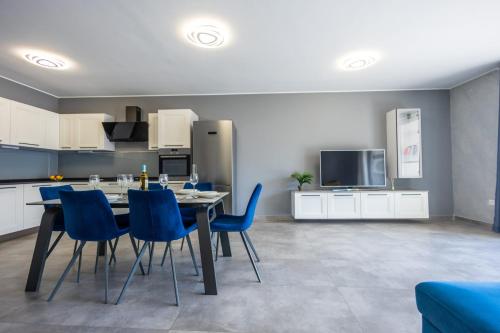 Kuchyň nebo kuchyňský kout v ubytování Beautifully Furnished 3 Bedroom Home in Qawra