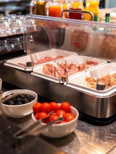 Comida en o cerca de este hotel