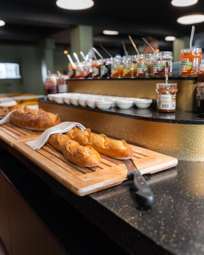 Comida en o cerca de este hotel