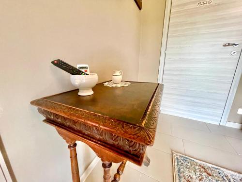 a remote control sitting on top of a wooden table at CA'du LIN - Jacuzzi e Piscina in Cisterna dʼAsti