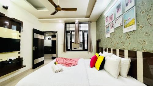 Postel nebo postele na pokoji v ubytování Olive Service Apartments Jaipur - Vaishali Nagar