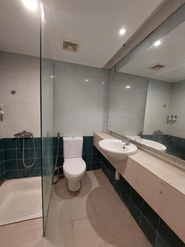 Un baño de Hotel Tulip Madiun