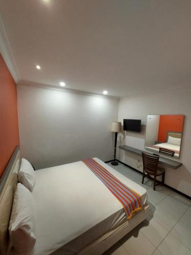 Una cama o camas en una habitación de Hotel Tulip Madiun