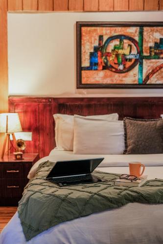 Giường trong phòng chung tại SaffronStays Zephyr