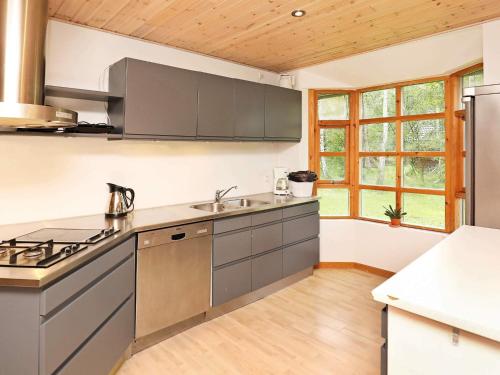 Η κουζίνα ή μικρή κουζίνα στο 6 person holiday home in Læsø-By Traum