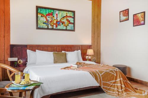 Giường trong phòng chung tại SaffronStays Zephyr