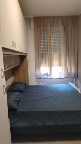 a bedroom with a bed and a window at Casa Vacanze Giada in Reggio Calabria