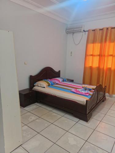 מיטה או מיטות בחדר ב-Complexe la samaritaine