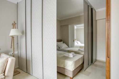 Avra - Topfloor apartment in historical Athens